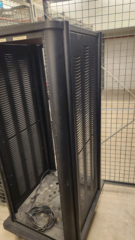 Anthro 27u equipment rack with coaters in Servers in City of Toronto - Image 3