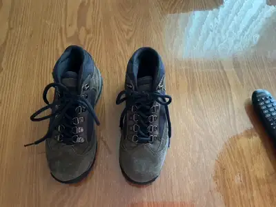TRÈS BELLES BOTTES DE RANDONNÉES POUR FEMMES GRANDEUR 6, View more