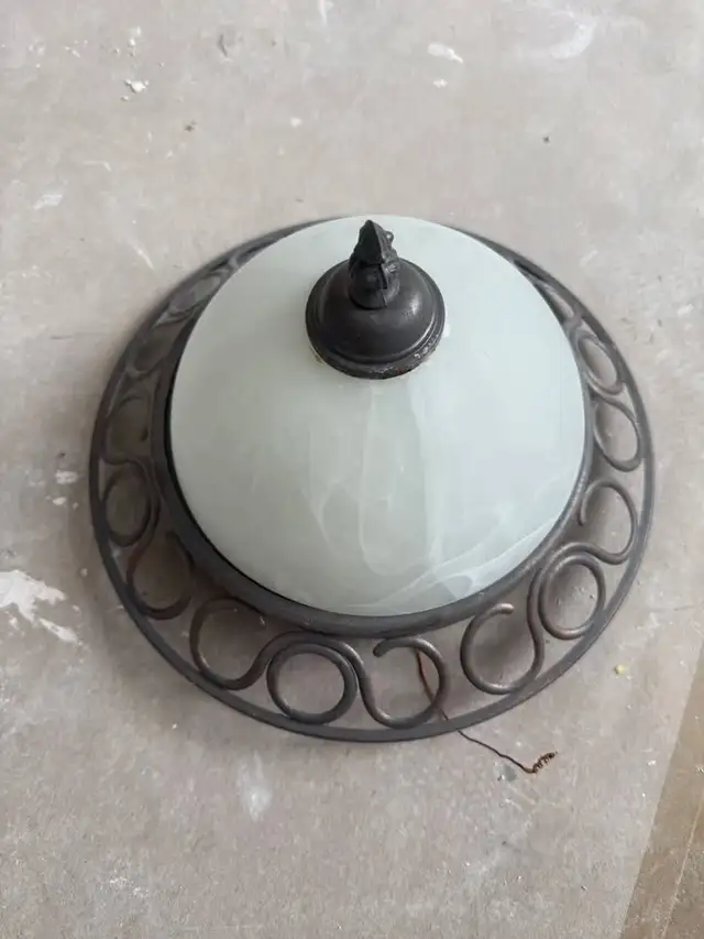 Ceiling Light Fixture with Bulb in Indoor Lighting & Fans in Ottawa - Image 2