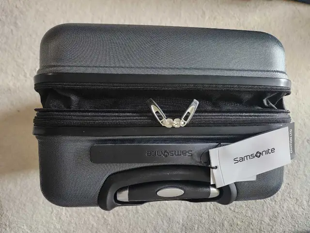 Brand New 24" Samsonite Ovation LTD Expandable Spinner Luggage in Other in Markham / York Region - Image 4