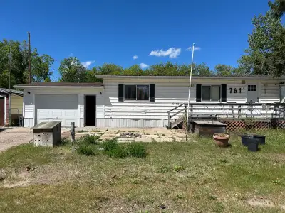 Cabin for sale at jack fish lake corner lot titled 3bedroom 2 bathrooms attached single garage 1200s...