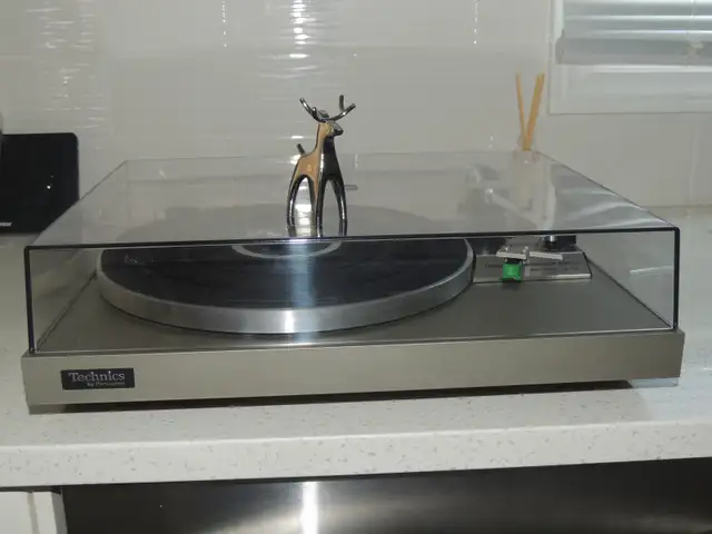 Technics SL-20 Manual Belt Turntable w/Audio Technica Cartridge in Stereo Systems & Home Theatre in Mississauga / Peel Region - Image 3