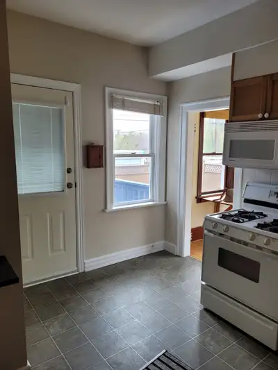 MARDALOOP Large 1 Bed + Den.  July 1, pets?