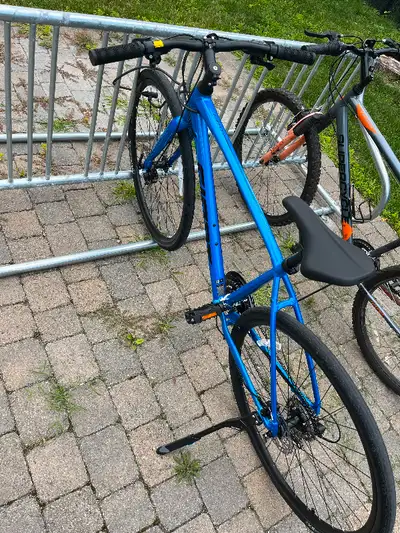 Vélo bleu de taille médium neuf