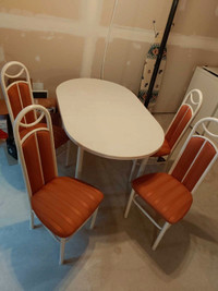 Ensemble table de cuisine et chaises