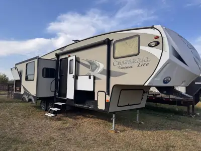 2017 Forest River 29RLS Chaparrel Bought new in 2018 Sleeps 4 Rest Living Room Open Concept Kitchen/...