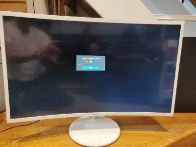 Samsung 32 inch Curved Monitor Model: LC32F391FWNXZA white color. The cracks in the corners, see pic...