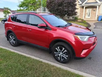 Toyota RAV4 très propre. Une propriétaire. Le-FWD 2017 131,000 km Attache-remorque Déflecteur