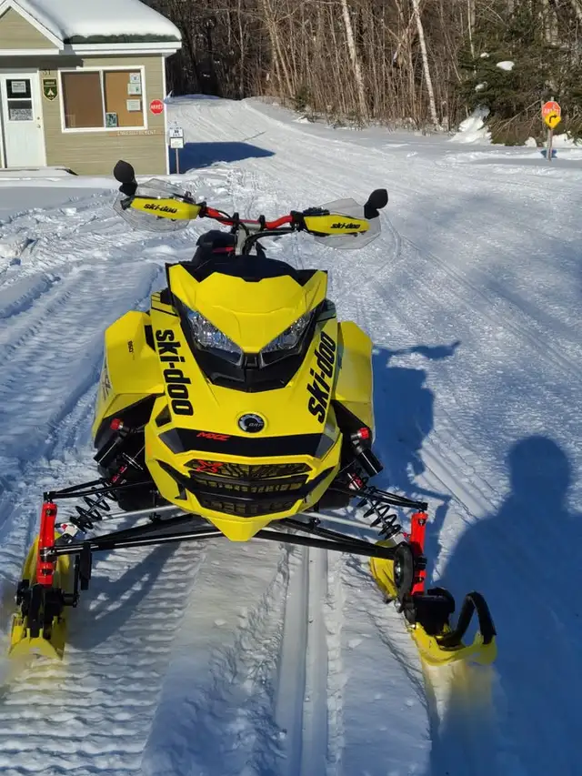 MXZ XRS 850 in Snowmobiles in Shawinigan - Image 2