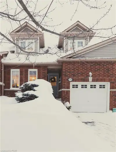 Spacious Bedroom for Rent – Female Only – Near Trent University Description: A large, well-maintaine...