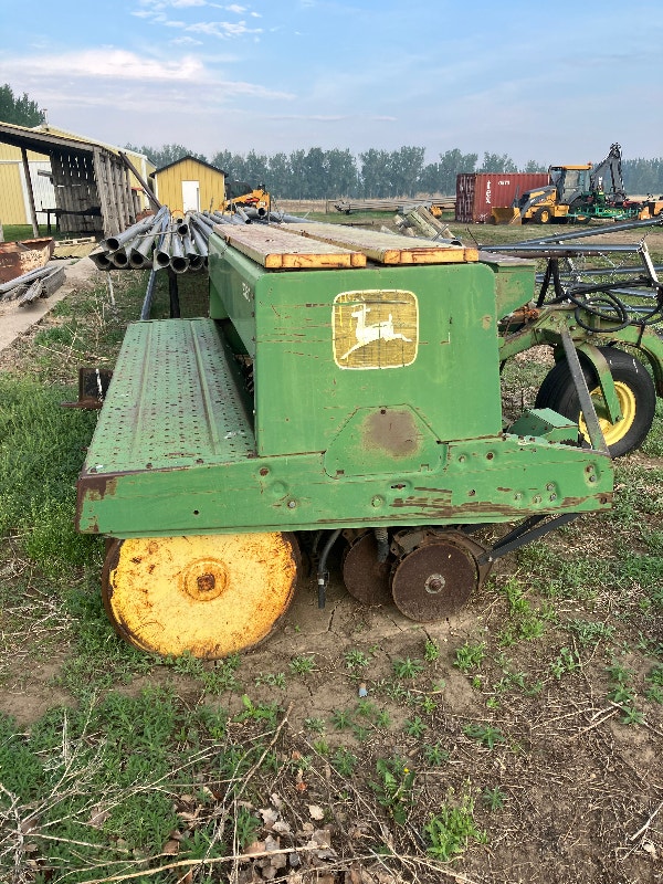 10 Ft John Deere Drill Seeder Farming Equipment Medicine Hat Kijiji