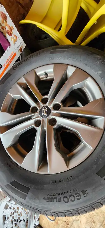 Mags et pneus continental ecoplus 5x114.3 235/65r17 en très bonne etat 4505021404