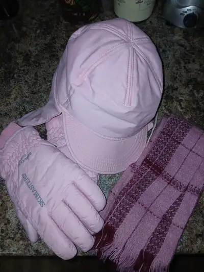 Skimasters hat,gloves & scarf set.Ladies medium/large, View more