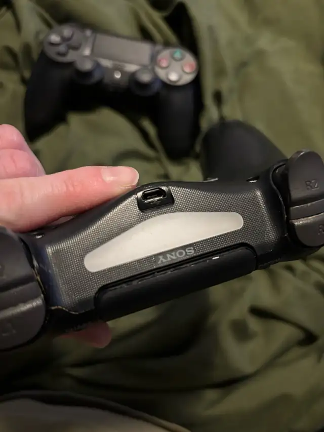 ps4 with game and 2 controllers in Sony Playstation 4 in Ottawa - Image 8