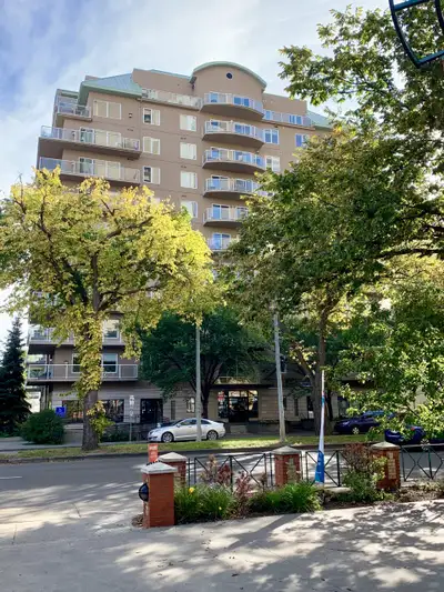 Looking for Roommates in A Three BedroomLuxuryCondo$700 - $800
