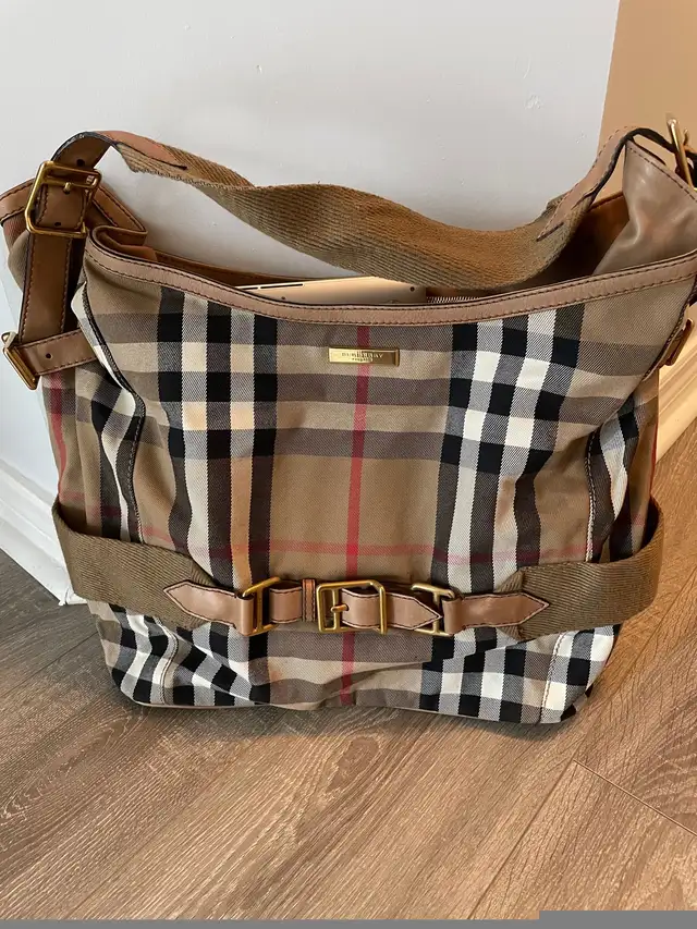 Burberry authentic bag  in Women's - Bags & Wallets in City of Toronto - Image 5