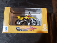 NewRay Suzuki RM125 Die-cast yellow motorbike 1:32 scale, new