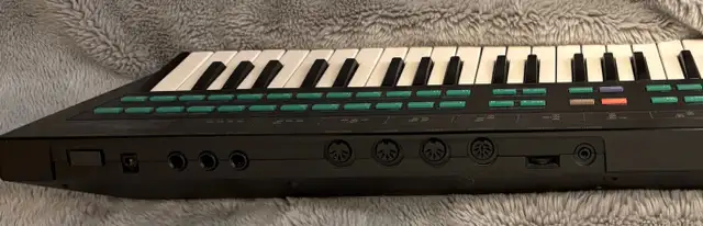 Yamaha DX100 Vintage Digital Programmable  FM Synthesizer & case in Pianos & Keyboards in City of Montréal - Image 5