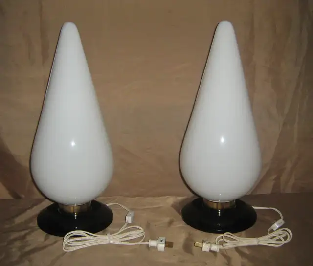 RARE Early Roger Rougier Opaque Lucite Tulip Bud Petal Lamps in Indoor Lighting & Fans in City of Toronto - Image 7