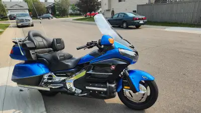 2017 - GL1800 ALH with an 1832cc liquid-cooled, horizontally opposed six-cylinder engine, heated gri...