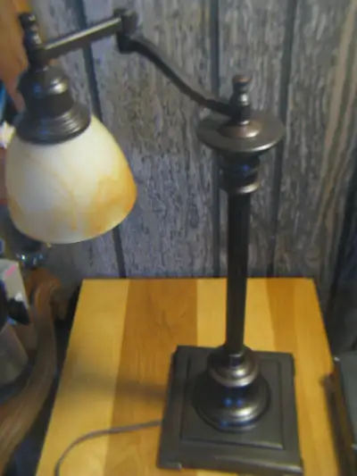 Lampe de table ou de bureau. Hauteur : 23 pouces., View more