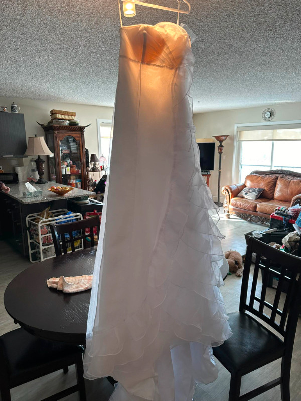 CASABLANCA WEDDING GOWN DRESS SIZE 8 (SUGGESTED RETAIL $1147) in Wedding in Edmonton