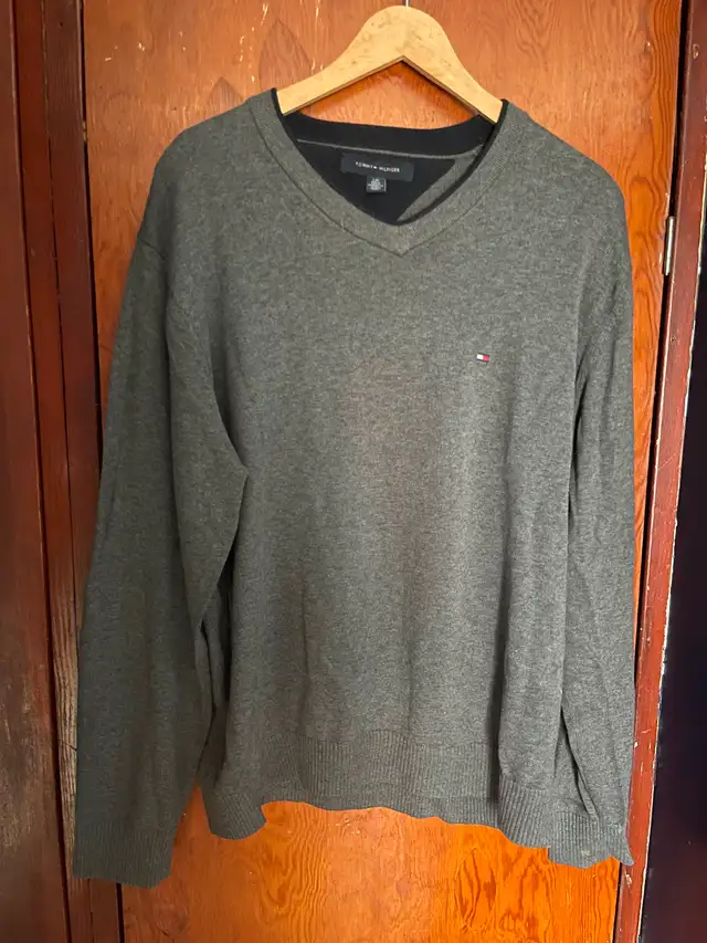 Tommy Hilfiger grey L mens sweater in Men's in Belleville - Image 3
