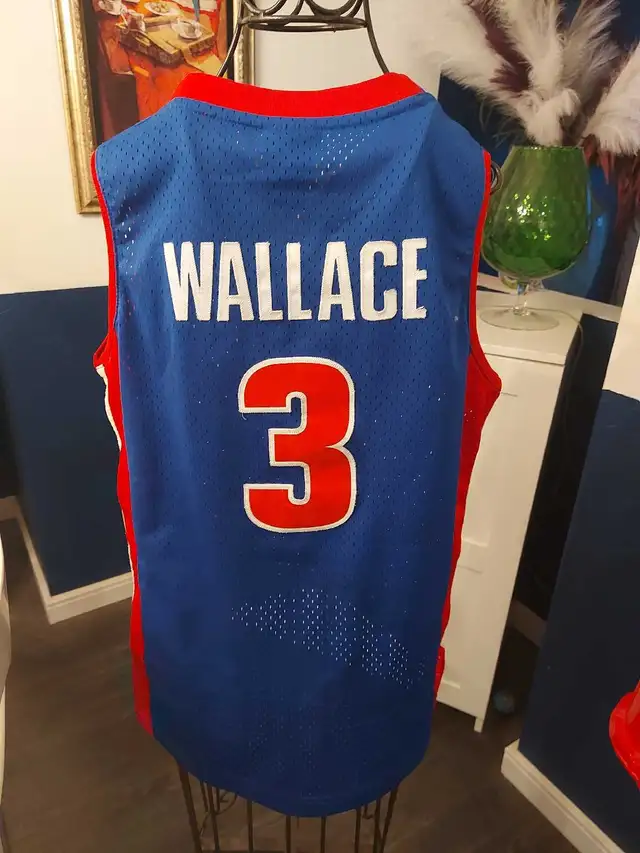 Detroit pistons youth jersey Wallace medium  in Basketball in Calgary - Image 4
