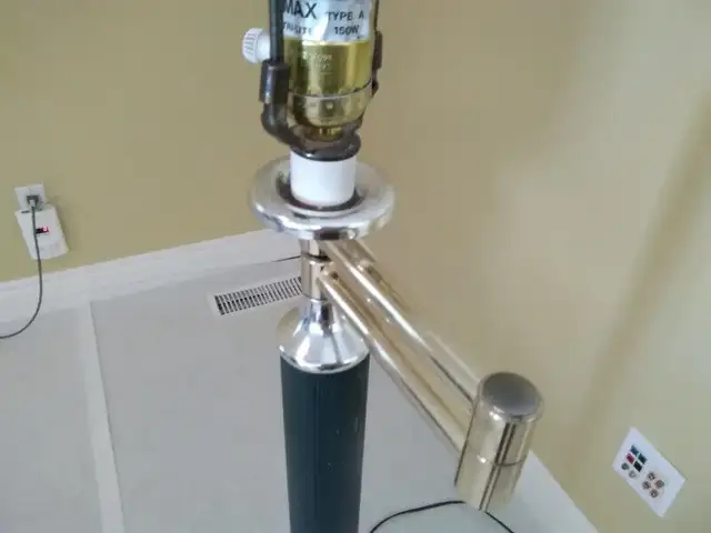 REDUCED Vintage Swing Arm Floor Lamp, Green and Brass in Indoor Lighting & Fans in Kawartha Lakes - Image 4