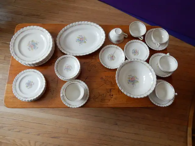 Vintage Gloria pattern -England-J&G Meakin-391413-33 piece set in Arts & Collectibles in Saskatoon - Image 2