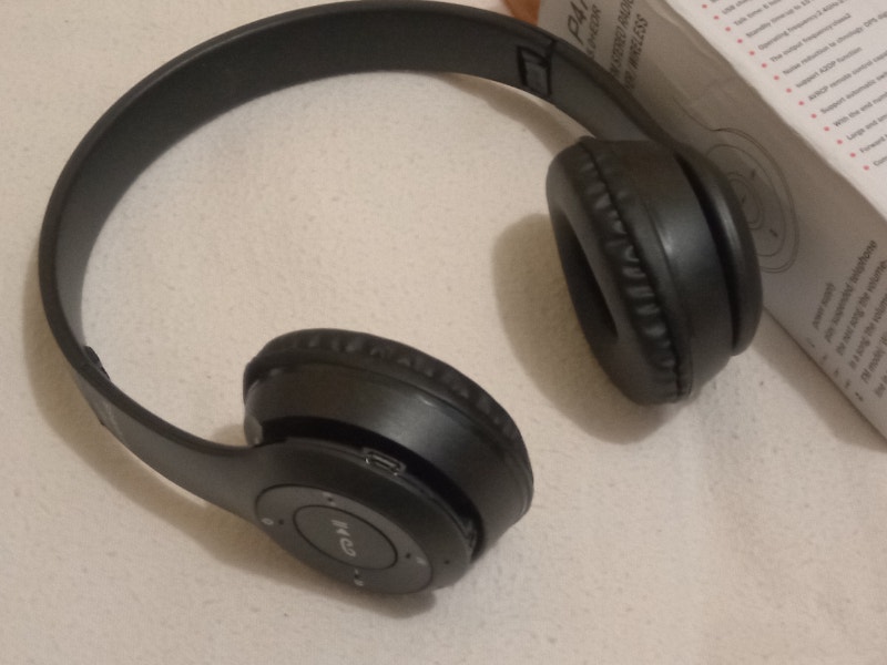 BNIB BLUETOOTH WIRELESS NOISE CANCELLING HEADPHONES + features