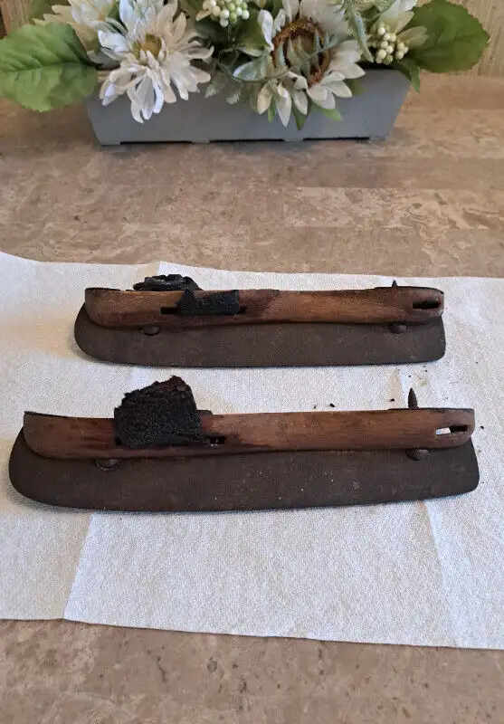 Antique Ice Skate's64959962624643122