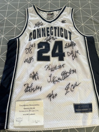 UCONN Huskies - 2011 Team Signed Champioship Jersey 