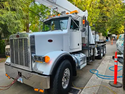 Well maintained crane truck Cat 3406 power diesel engine 13 speed eaton transmission Eaton fuller 46...