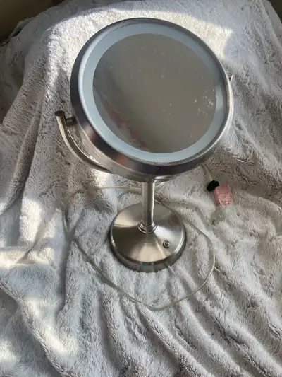 Plugs in and lights up Has a standard and a close up Cord is 1 meter Price negotiable Meet up at Que...