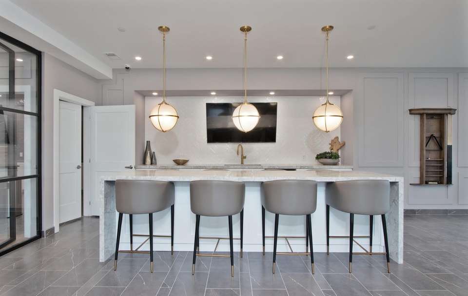 Luxury 2 Bedroom Condo w2 Parking Sunningdale 2