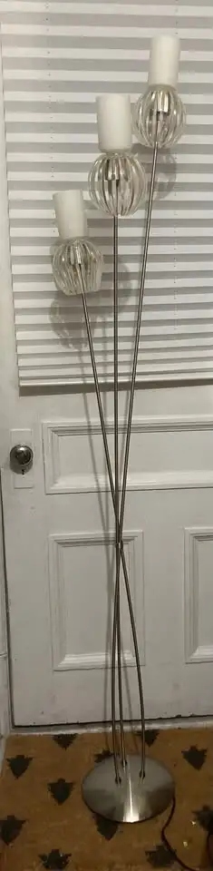 Tall Floor Lamp with Glass and Acrylic /Lucite Lampshades - $110 in Indoor Lighting & Fans in City of Montréal - Image 3