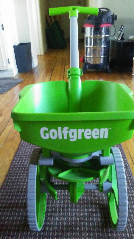 Golfgreen Broadcast Spreader in Outdoor Tools & Storage in Owen Sound - Image 2