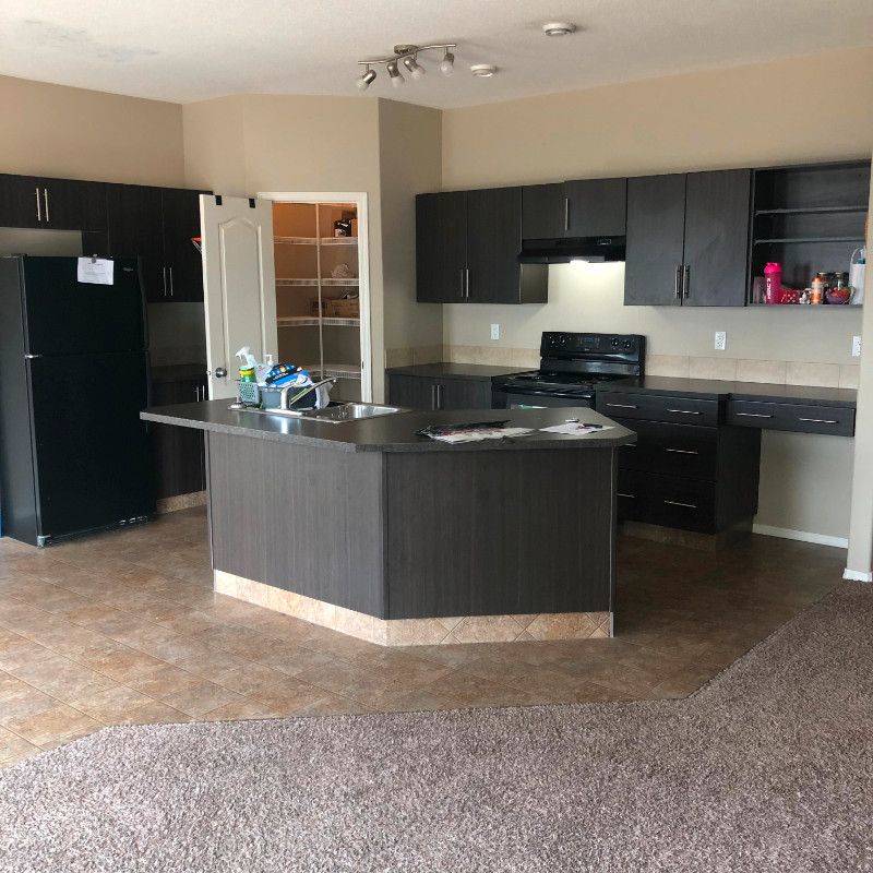 2 BEDROOM W/ DEN 2ND FLOOR UNIT AVAILABLE SEPT 15TH Long Term
