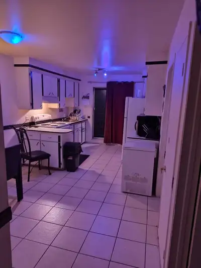 Tout inclus dans grand 4 1/2 chambre privée a louer coloc recherche, propre tranquille, dépanneur en...