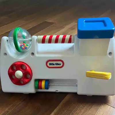 Jouet Little Tikes avec plusieurs activités pour bébé. Veuillez noter qu’il n’y a pas de figurine.