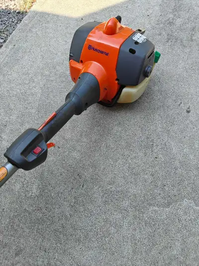 This Husqvarna 128CD gas-powered string trimmer is a reliable tool for maintaining a tidy garden, sh...