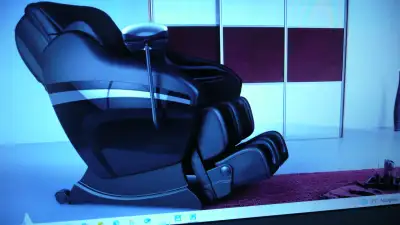 FAUTEUIL À MASSAGE THÉRAPEUTIQUE iComfort, IC1124. NEUF IL ÉTAIT, $ 5,699.99 + TAXES = $ 6553.56. VO...