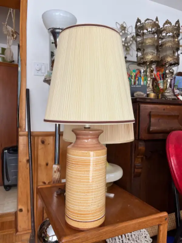 Grande lampe vintage tall textural striped pottery lamp in Indoor Lighting & Fans in City of Montréal - Image 5