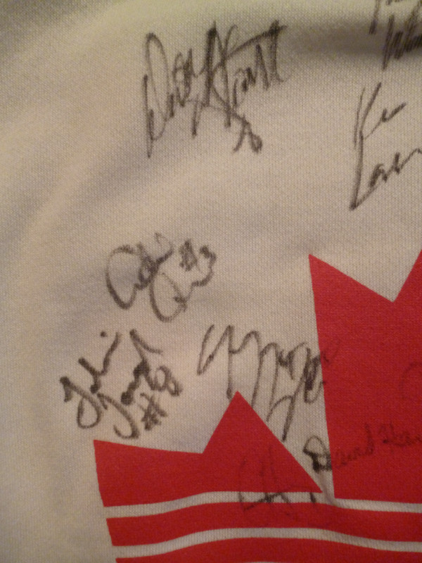 1994 Lillehammer Olympic hockey sweatshirt signed by 21 - Kariya in Arts & Collectibles in Peterborough - Image 3