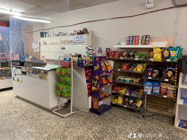 Dépanneur à vendre dans Autres équipements commerciaux et industriels  à Ville de Montréal - Image 3