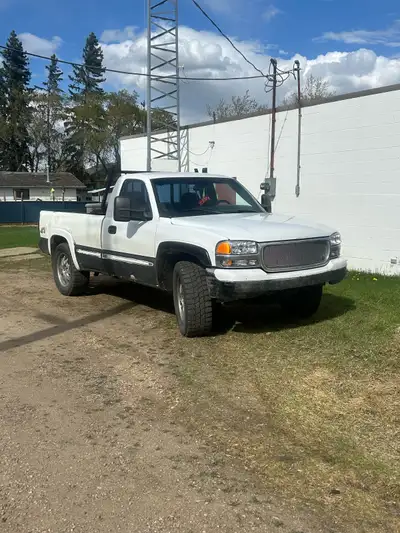 01 Sierra 1500 reg cab long box 4x4 5.3 4l60e. Truck runs and drives good, is on 35 inch tires with...