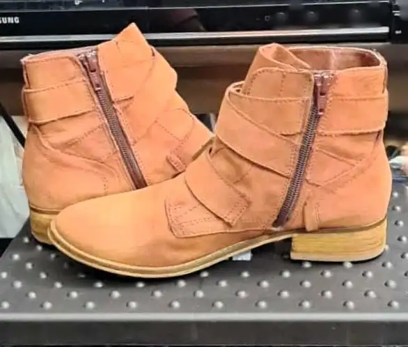Steve Madden Genuine Leather Women's Buckled Boot in Women's - Shoes in City of Toronto - Image 6