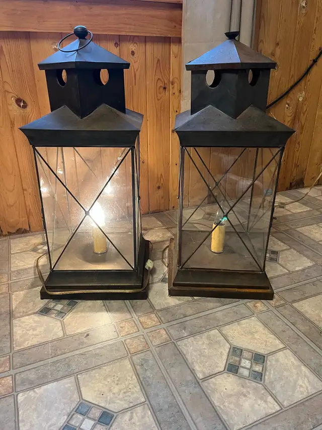 Lamp lanterns, one works The other switch needs to be changed in Indoor Lighting & Fans in Muskoka - Image 3