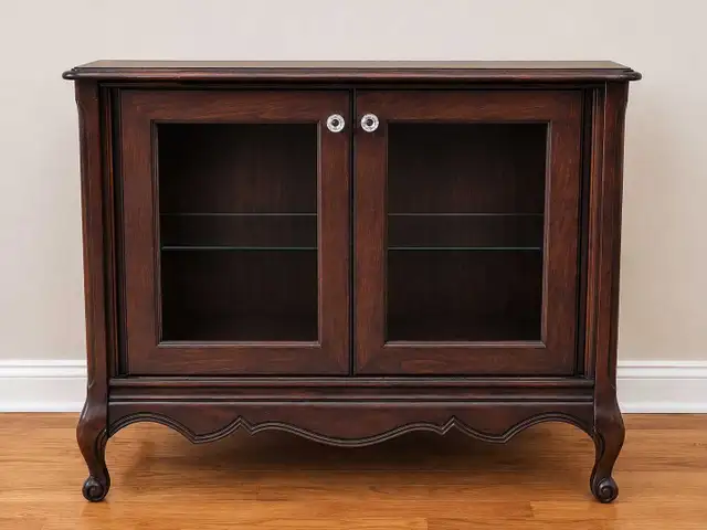 ✨ Beautiful Vintage Wooden Display Cabinet / Curio Cabinet ✨ in Hutches & Display Cabinets in Edmonton - Image 3